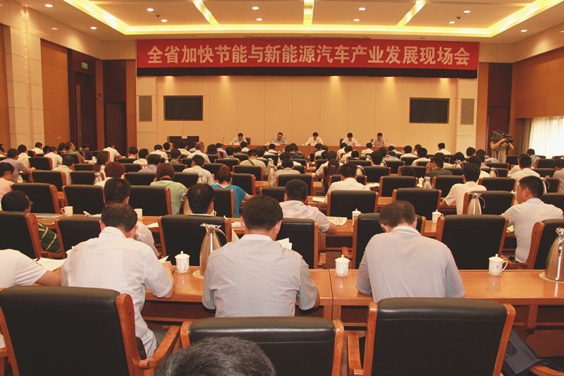 全省加快節(jié)能與新能源汽車產(chǎn)業(yè)發(fā)展現(xiàn)場會在我市召開